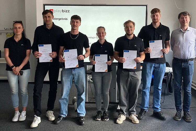Apprentices and a dual-study student from Roto Window and Door Technology achieved third place among 126 participating training companies in the German nationwide “playbizz” business simulation.