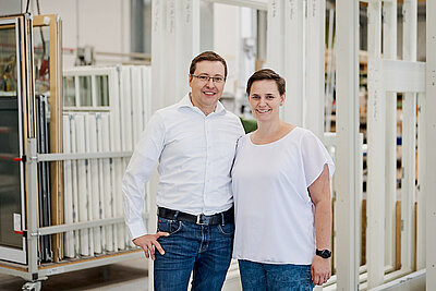 Thomas und Katrin Pötschke vor Fensterrahmen im Hintergrund