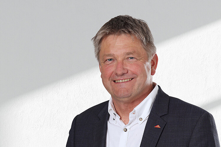 Eberhard Mammel, vedoucí oddělení přizpůsobení výrobků a marketingu sortimentu společnosti Roto Fenster- und Türtechnologie, upozorňuje, že význam těsnění v okenních a dveřních systémech je často podceňován. „Zejména pokud jsou