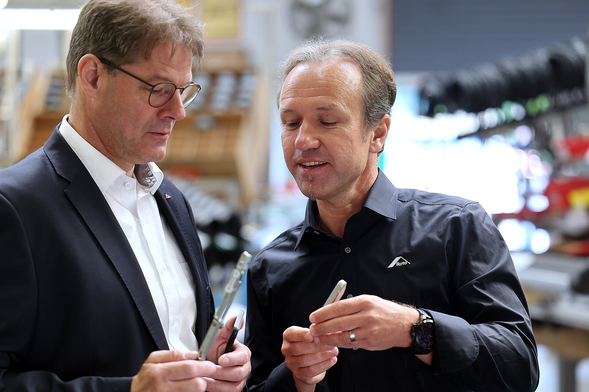 Servicegespräche eines Roto-Mitarbeiters mit einem Kunden in der Produktion