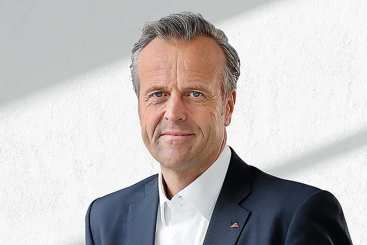 „Poskytováním širokého sortimentu komponentů z jednoho zdroje a optimalizací jejich vzájemné koordinace chceme vytvořit co největší přínos pro výrobce oken a dveří," říká generální ředitel Marcus Sander a vysvětluje cíle společ