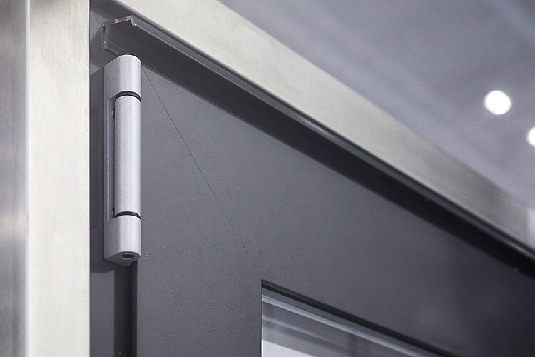 Lato cerniera per l’apertura ad anta