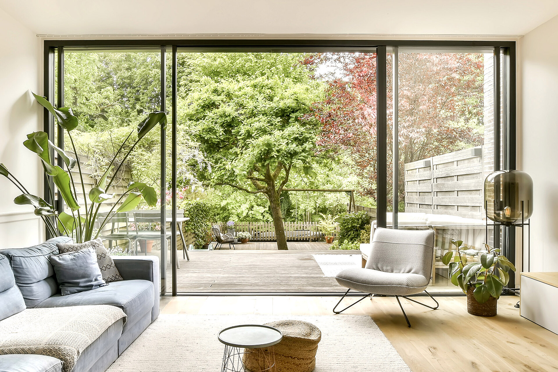 Roto Patio Inline | SR dans le salon avec vue extérieure sur la terrasse