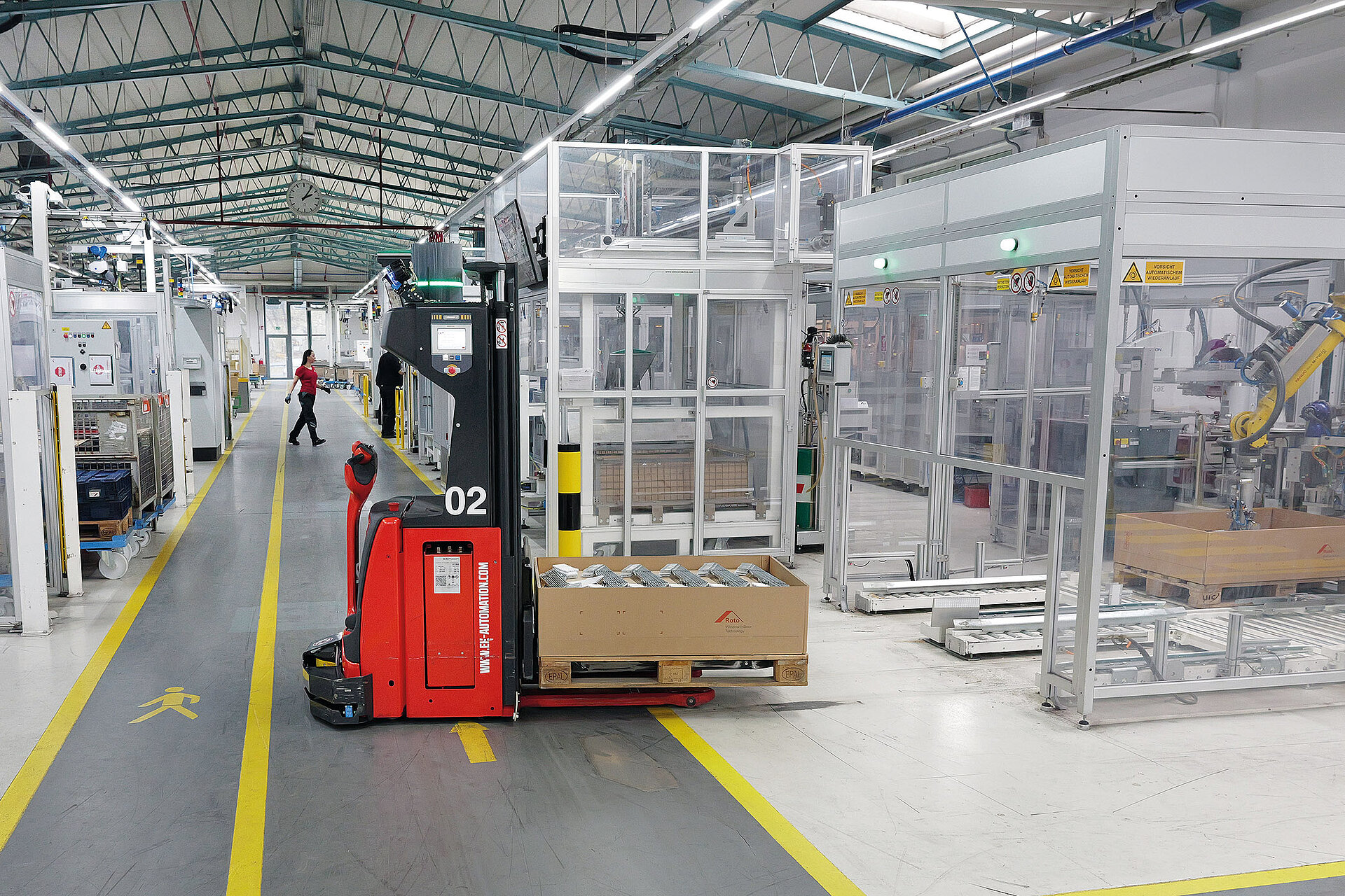 Roto Produktionshalle in Leinfelden von innen mit Hubwagen im Vordergrund