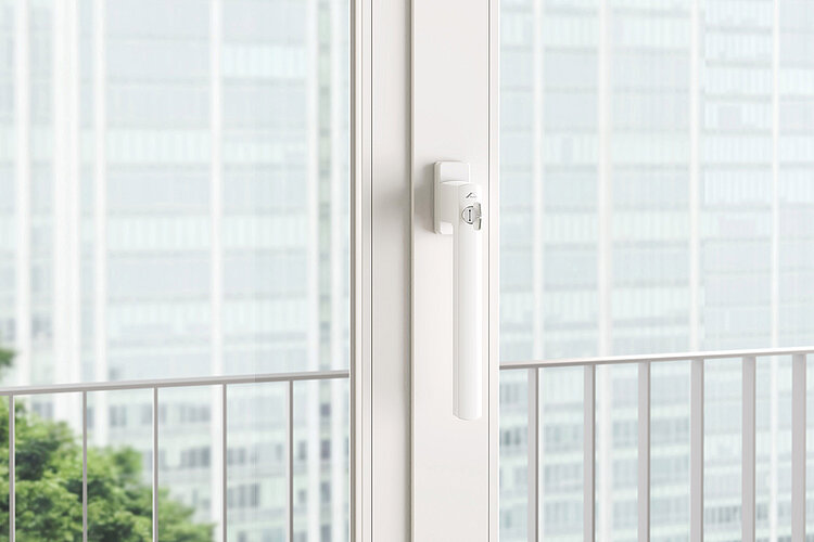 White Roto Square sliding handle for Roto Patio Inowa und Roto Patio Alversa on a PVC sash