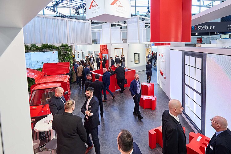 Két további összetevő teszi a Roto megoldásait az ablakok és ajtók „tökéletes párjává”: a Deventer és az Ultrafab, Inc. leányvállalatok tömítései és a „Roto Glas-Tec”, a biztonságos és professzionális üvegezés termékprogra