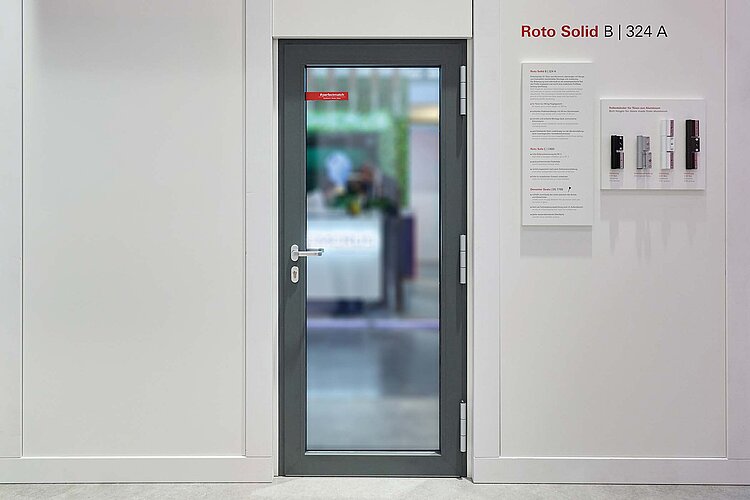 Egy ajtó csúcsteljesítménnyel - ezt biztosítja a Roto „Perfect Match” a stílusos „Roto Solid B | 324 A” hengerespántok és a „Roto Safe C | C600” többpontos ajtózárrendszerrel.