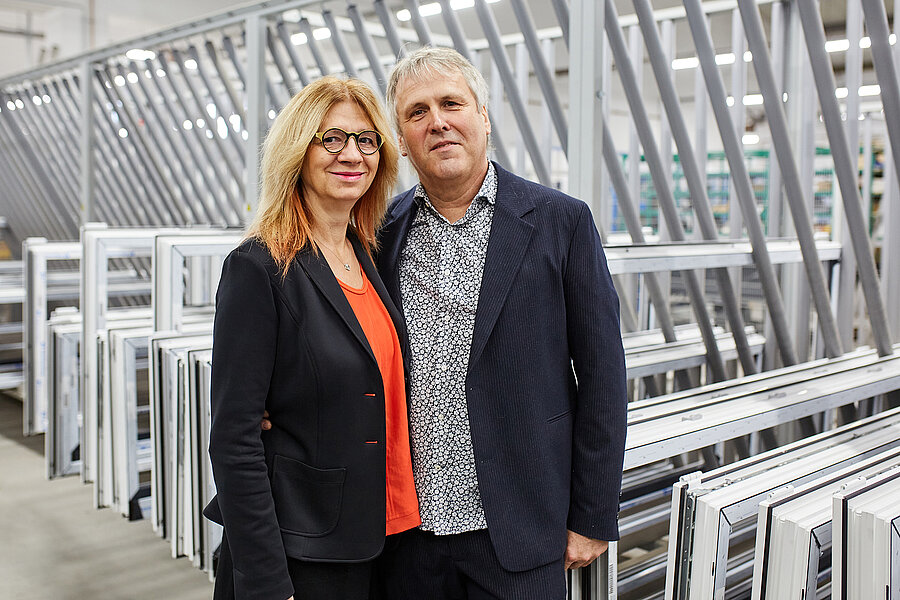 FTR-Inhaber Thomas Rösler mit seiner Frau Ina vor Fensterrahmen im Hintergrund