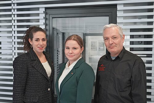Kaufmännische Ausbildungsleiterin Beatrix Kraft, Standortpersonalleiterin Sophie Urban, und technischer Ausbildungsleiter Markus Schwarz