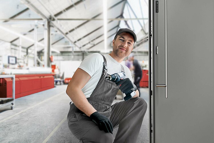 S novou rozšiřující sadou „Tandeo Upgrade-Kit“ se z mechanicko-automaticky uzavírajícího dveřního zámku „Roto Safe A | Tandeo“ stává elektromechanické vícenásobné uzavření. Výhody pro výrobce dveří: flexibilita při nízkém